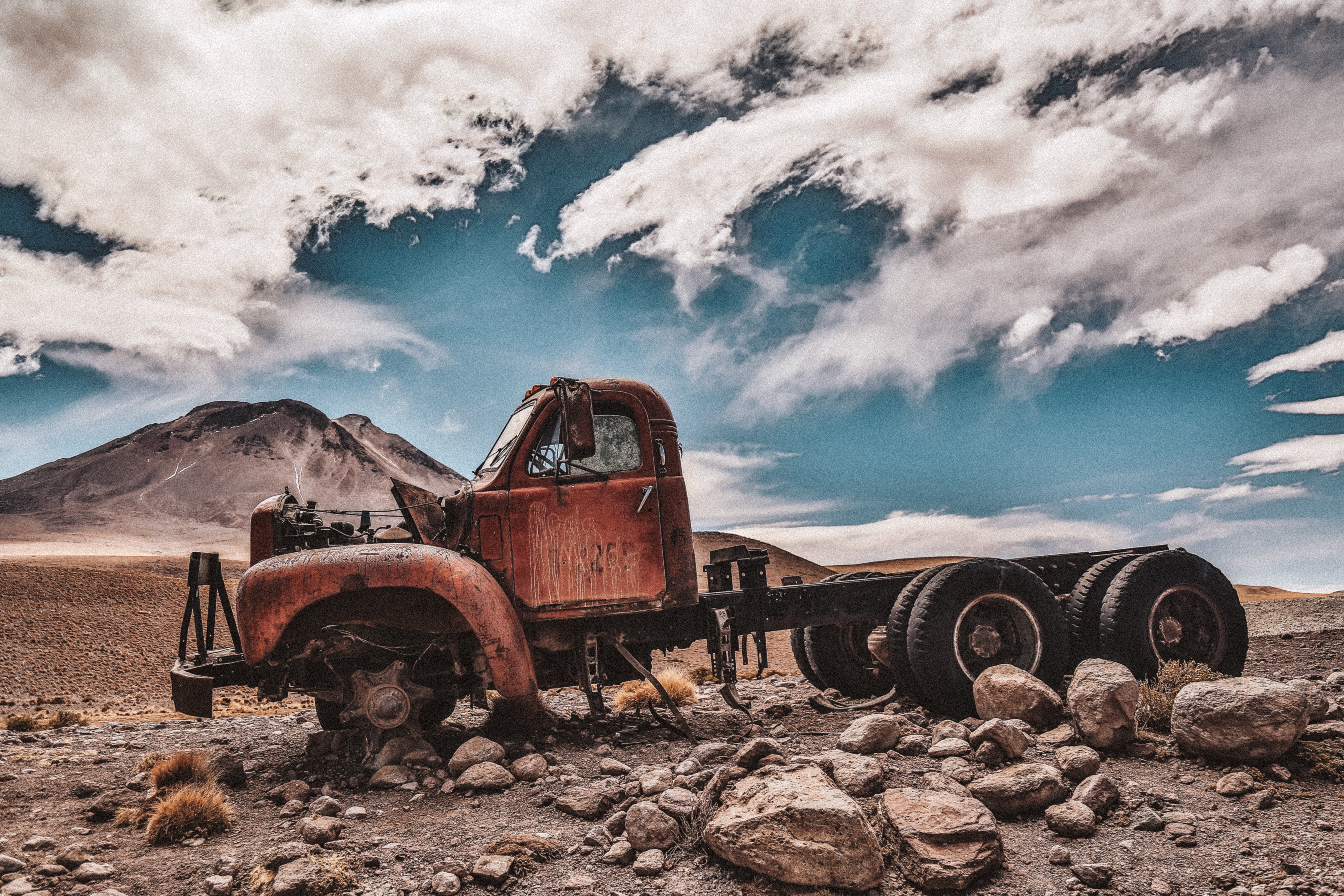 an_old_truck_in_the_desert