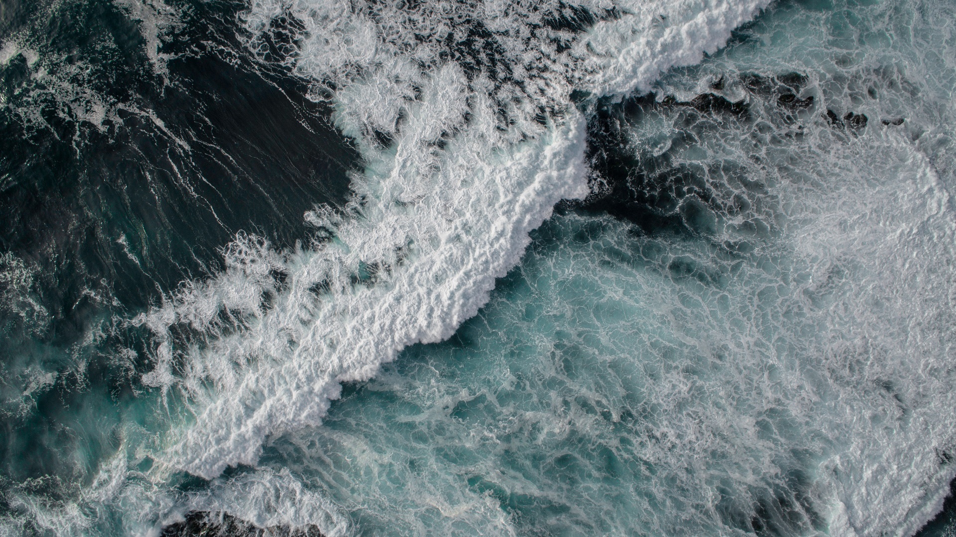 waves_crashing_waves_on_the_ocean