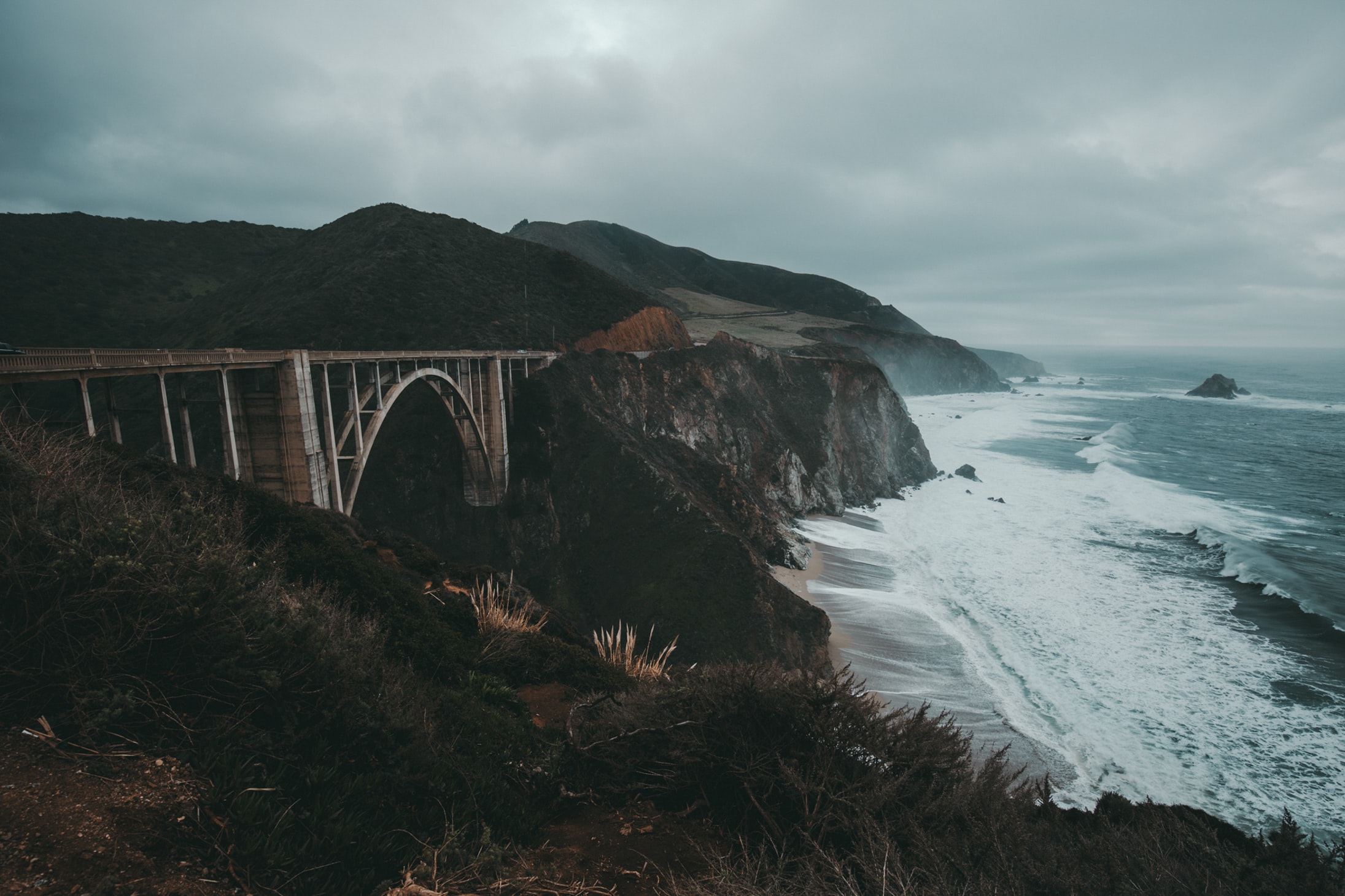 Bixby_Creek_Bridge_over_a_cliff