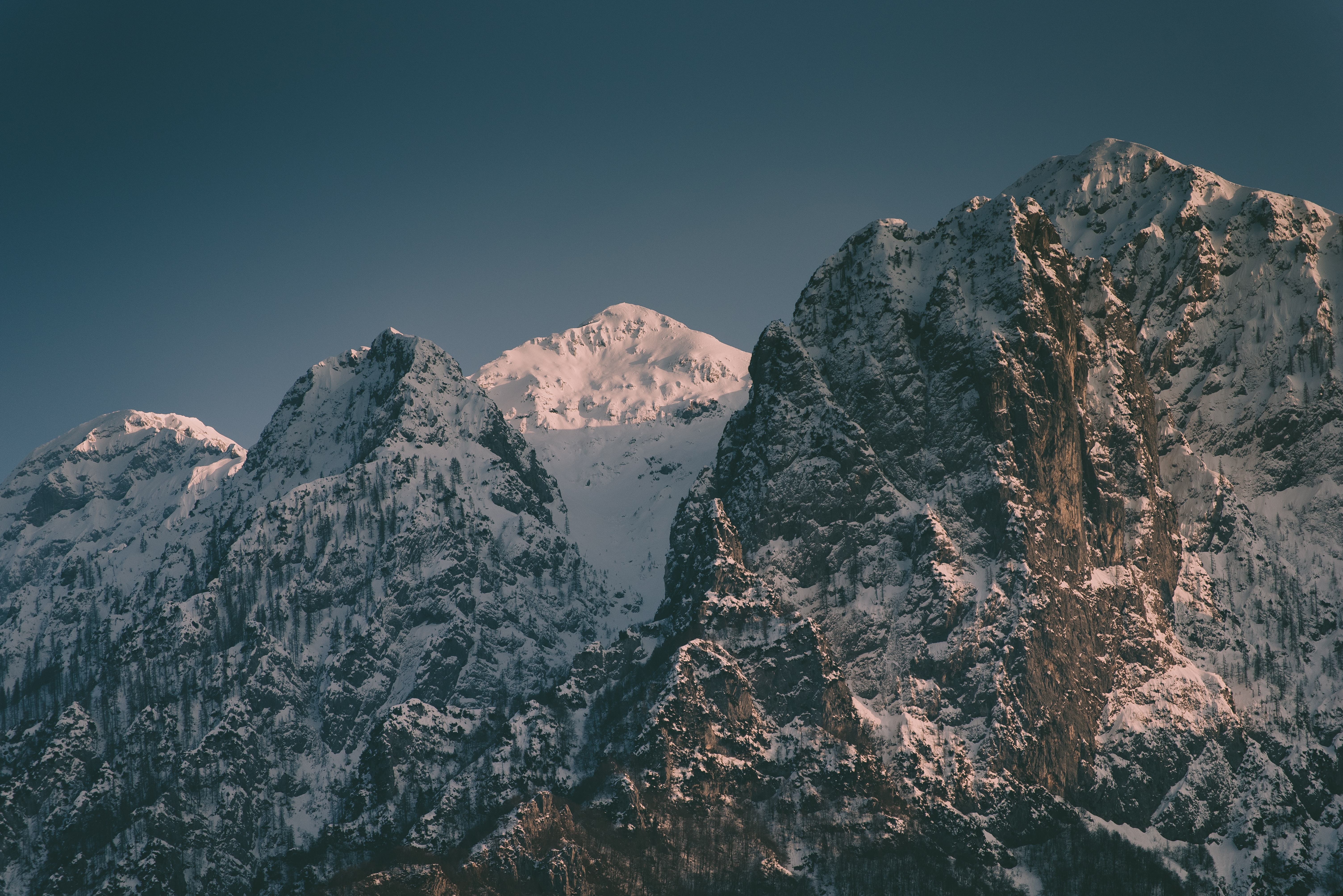 a_snowy_mountain_tops