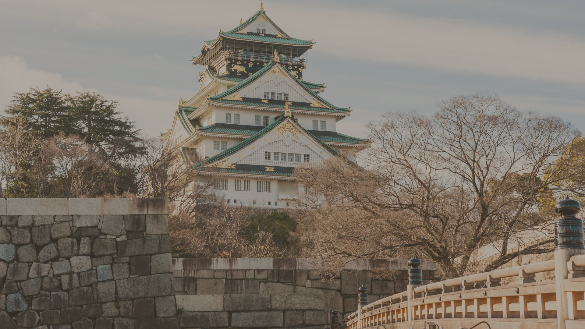 Osaka_Castle_with_a_green_roof