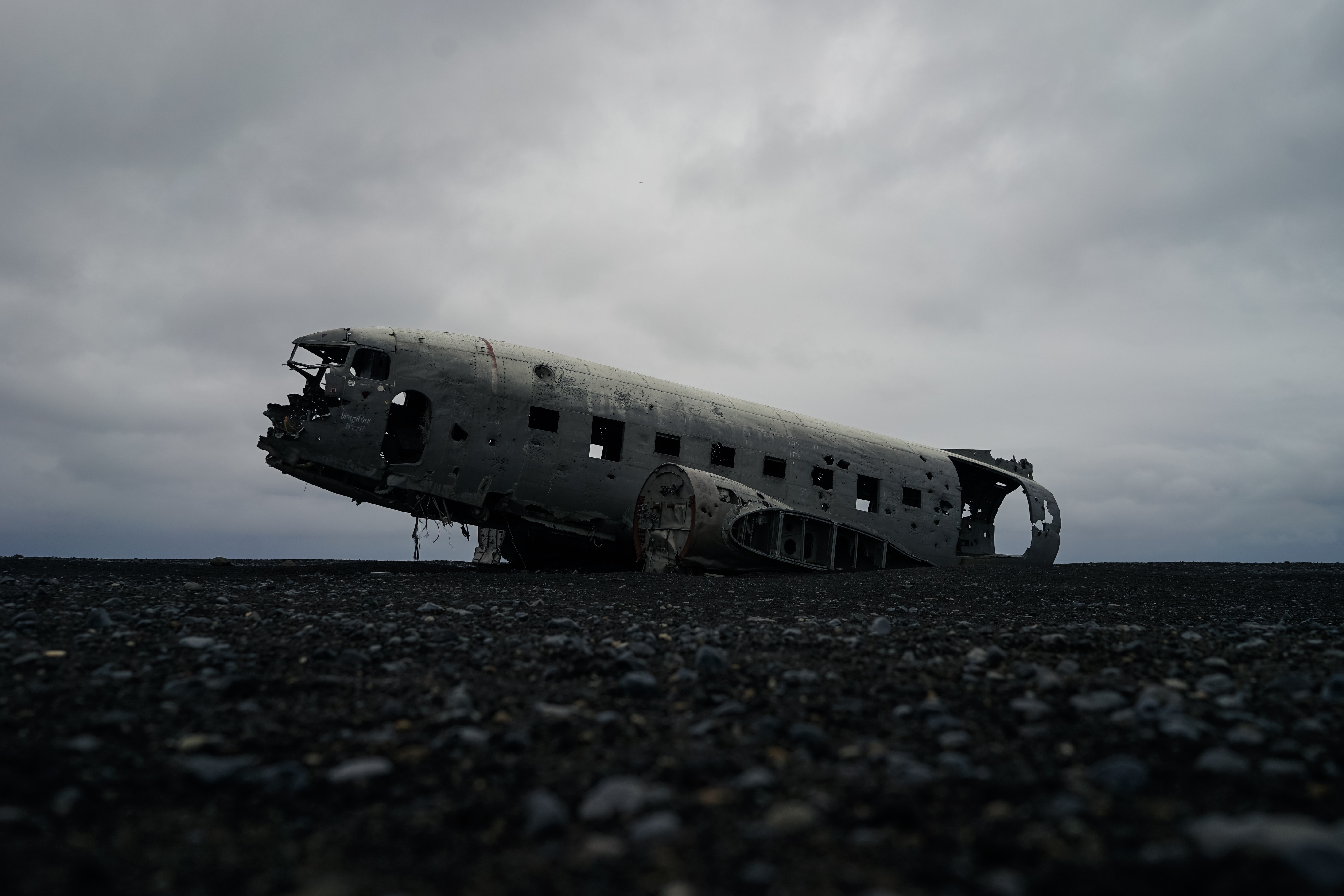 a_plane_on_the_ground_01