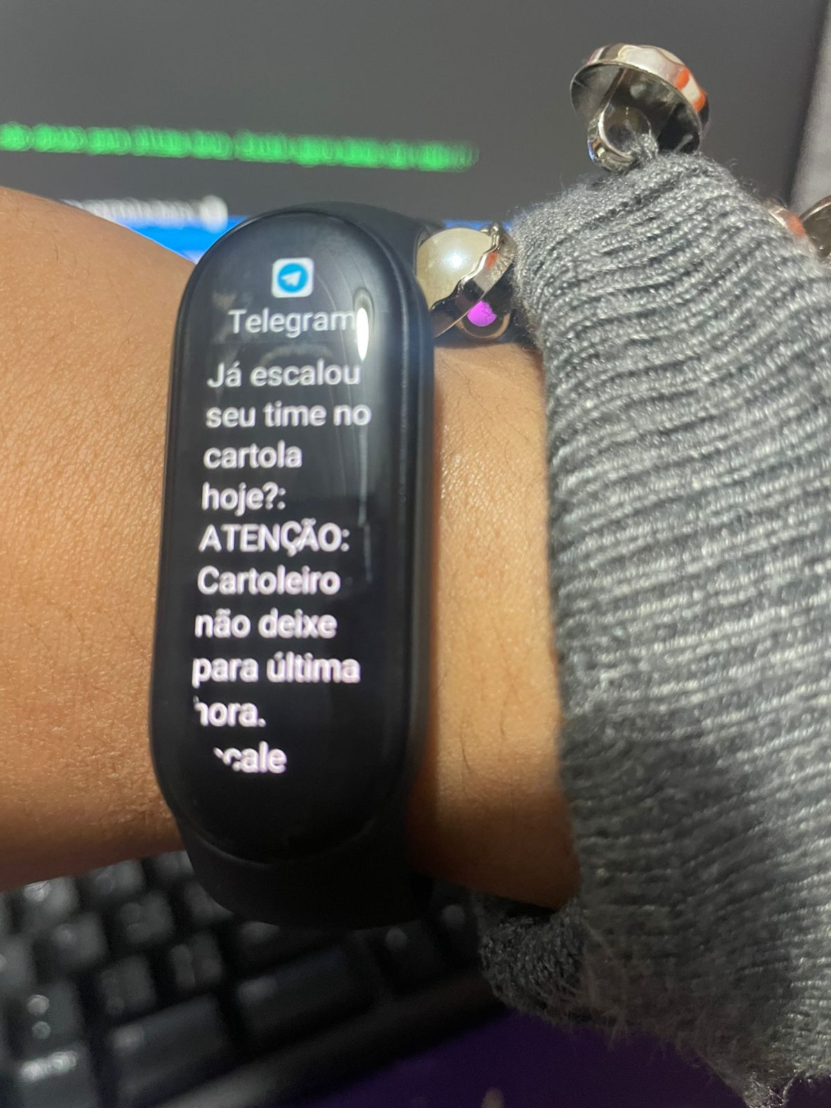 Notificação da mensagem do bot no grupo do telegram sendo exibida no smart watch mi band 6