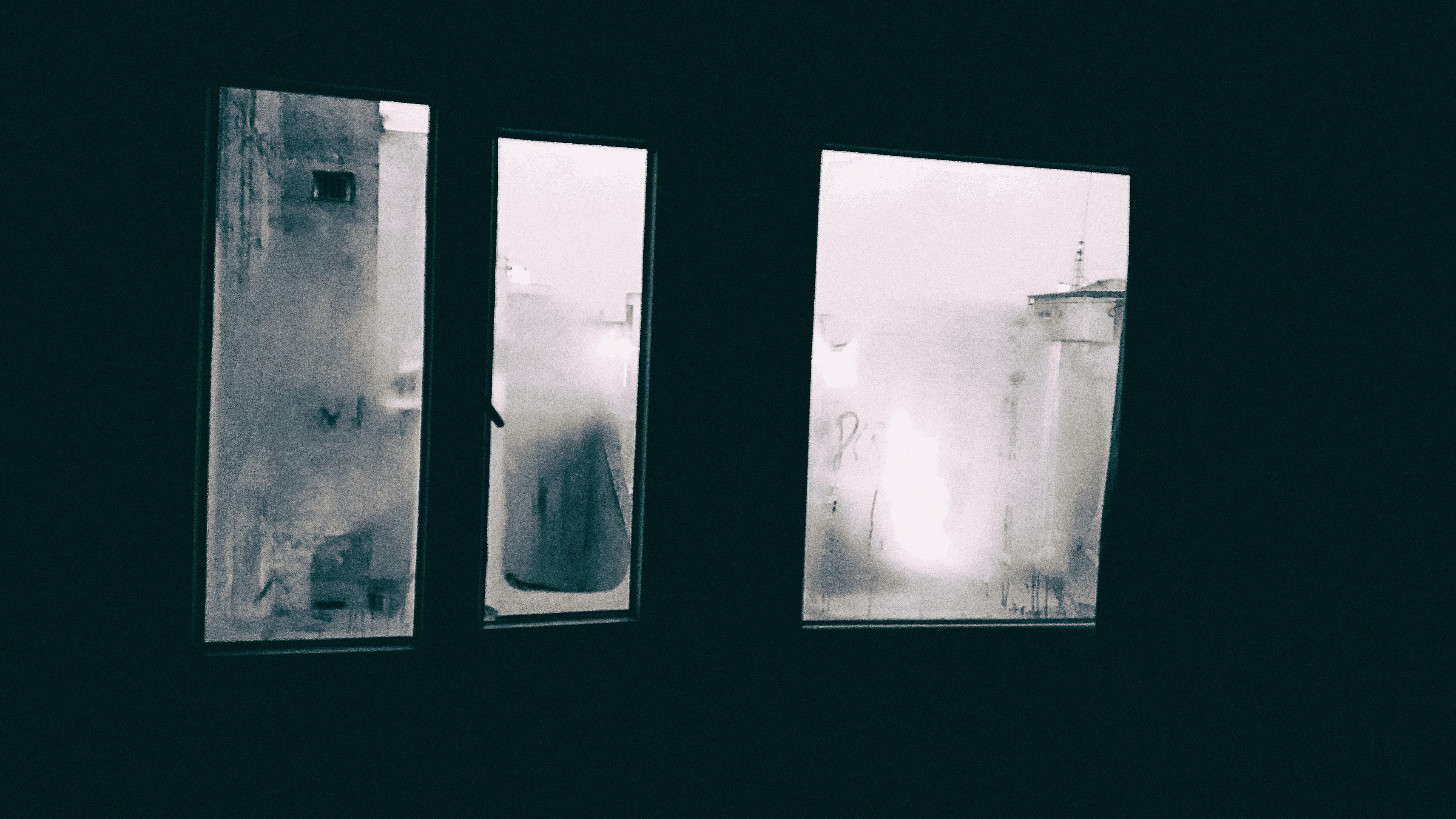 a_window_with_a_foggy_view