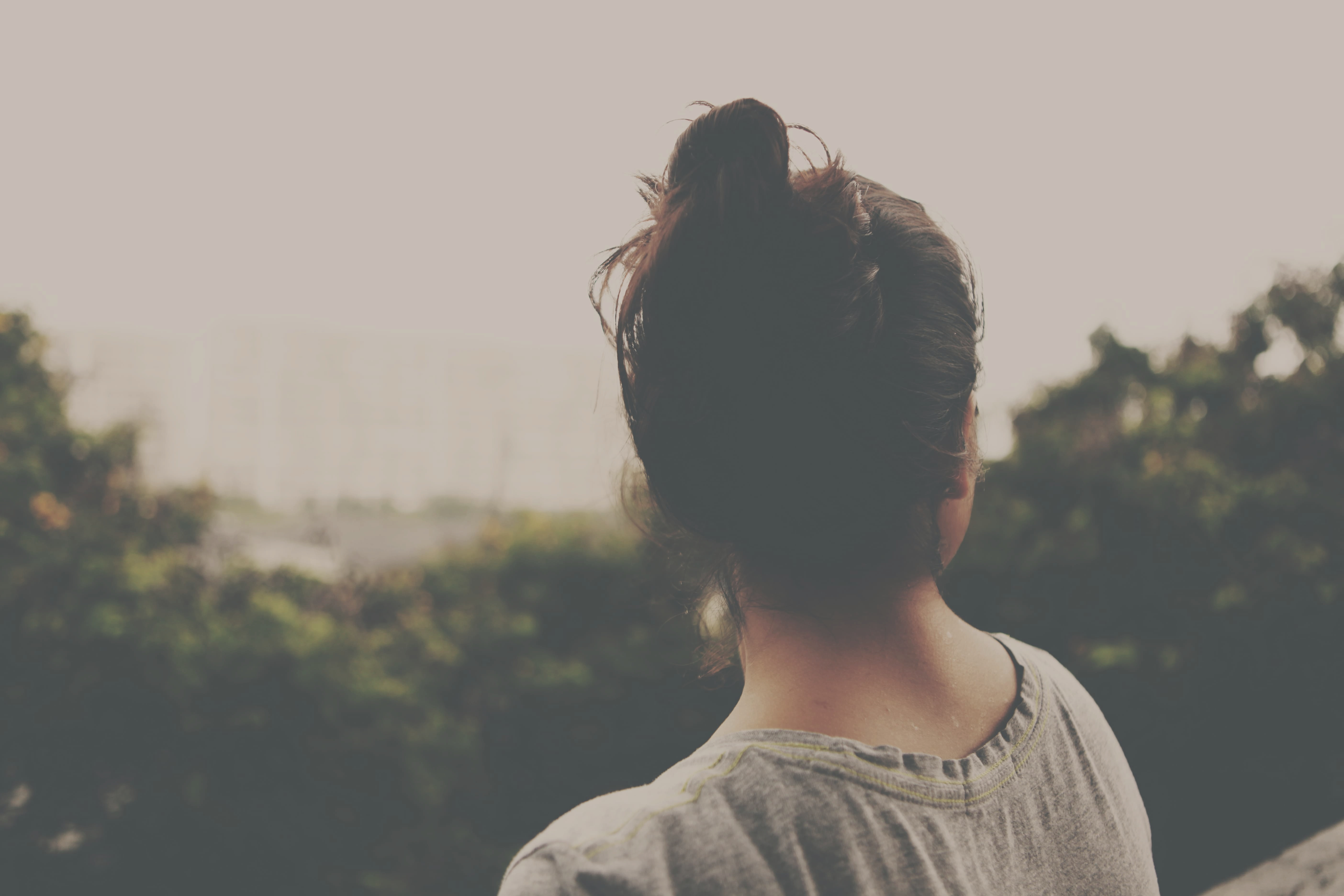 a_woman_looking_at_the_sky